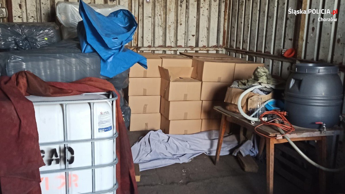 Nielegalny alkohol w rękach policjantów