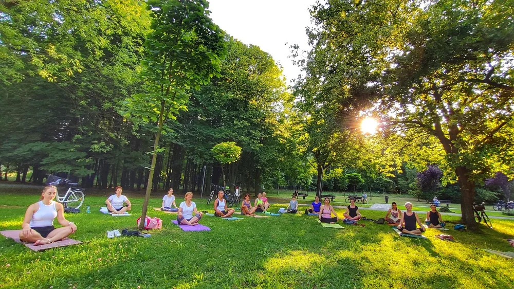 Joga pod chmurką na "Skałce"