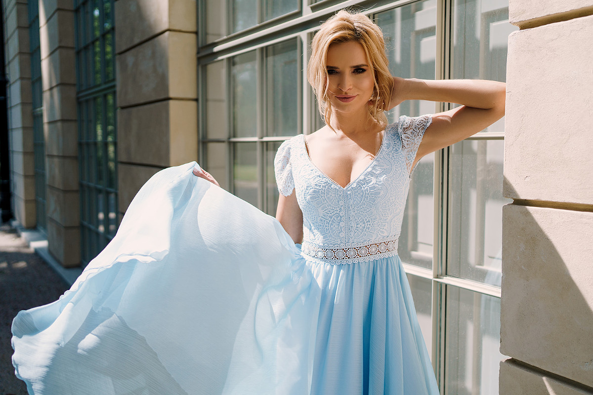 Jaki fason i kolor sukienki midi wybrać na wesele w 2022 roku?