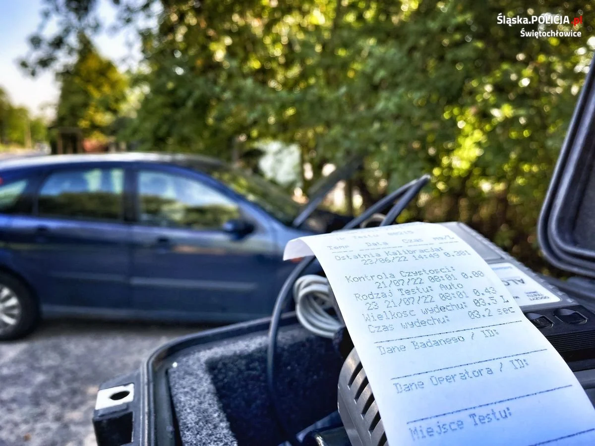 Nieodpowiedzialna jazda 61-latka na podwójnym gazie