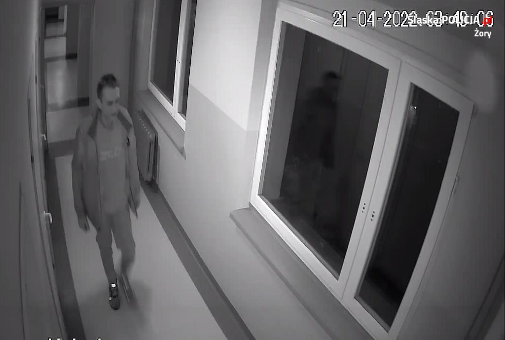 Zniszczył drzwi do komórek lokatorskich. Rozpoznajesz go?