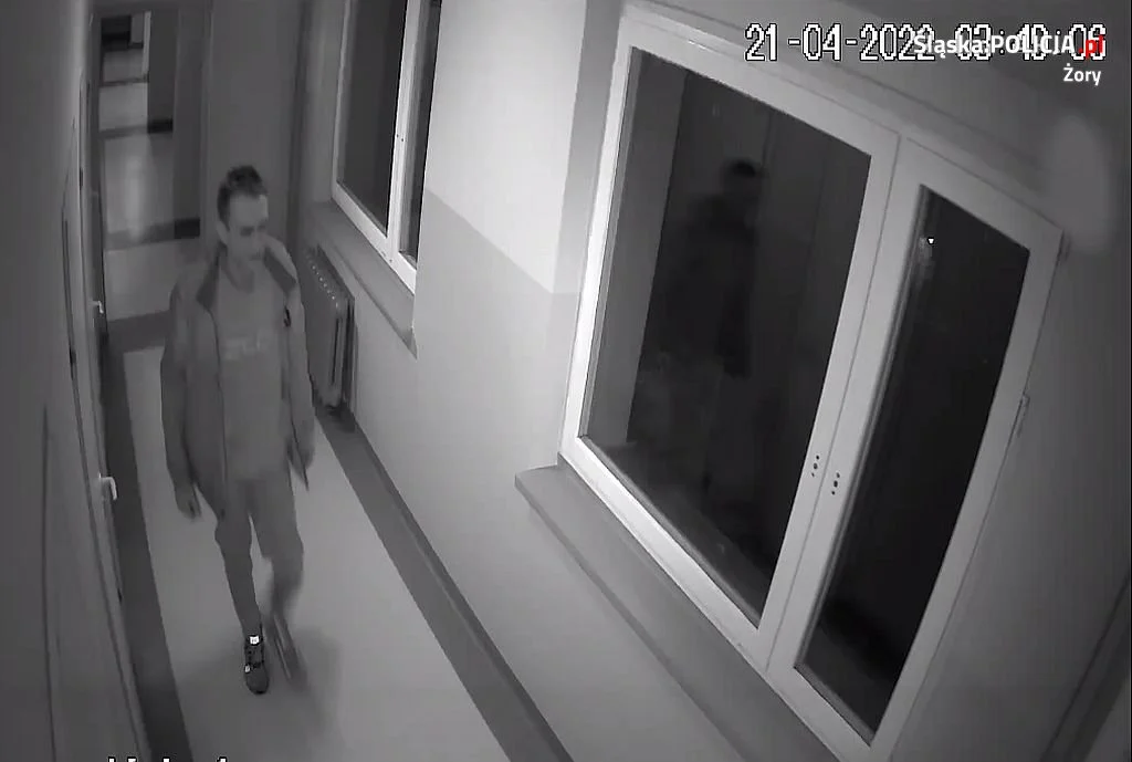 Zniszczył drzwi do komórek lokatorskich. Rozpoznajesz go?