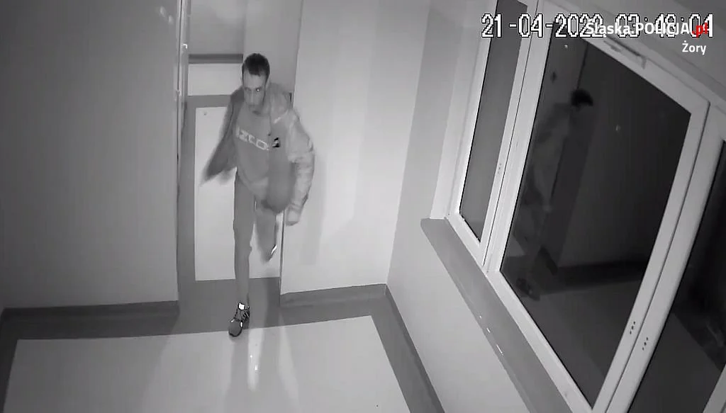 Zniszczył drzwi do komórek lokatorskich. Rozpoznajesz go?