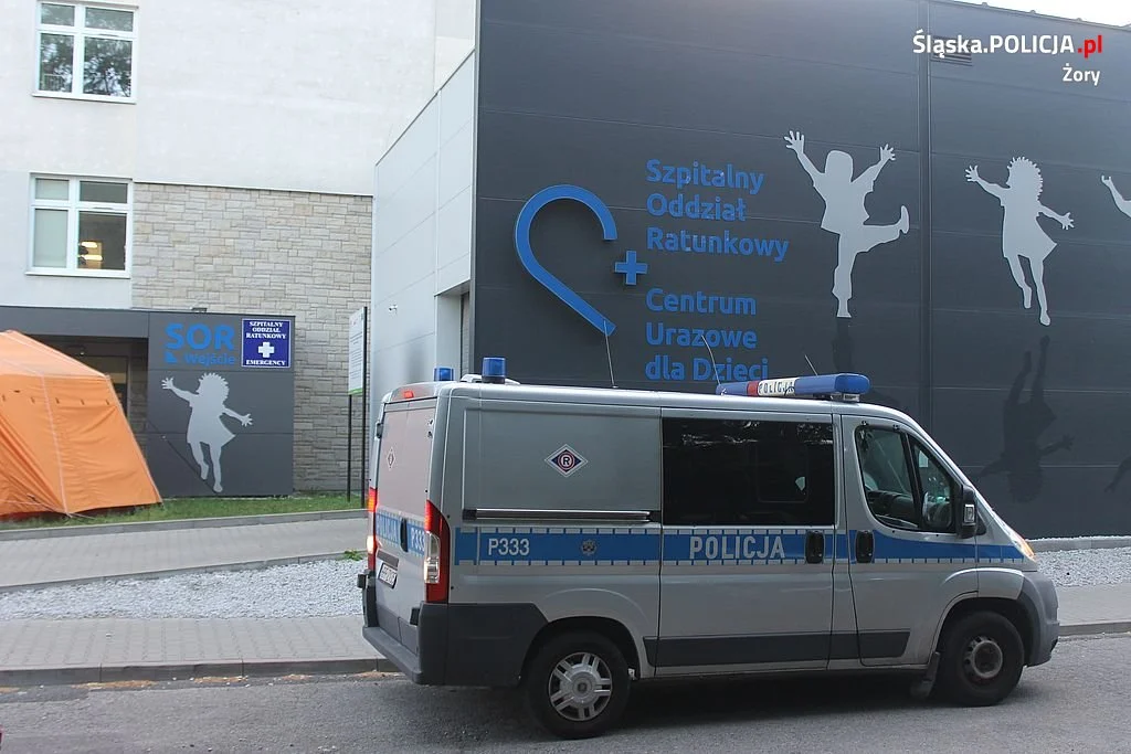 Karetka była niedostępna. Policjanci eskortowali nieprzytomne 4-letnie dziecko do szpitala