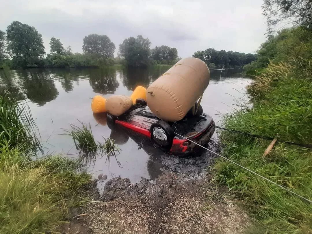 Z Odry wyłowiono samochód zaginionego zabrzanina. Czy odnaleziono jego szczątki?