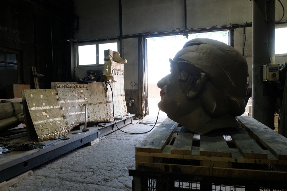 Prace nad pomnikiem prof. Zbigniewa Religi dobiegają końca