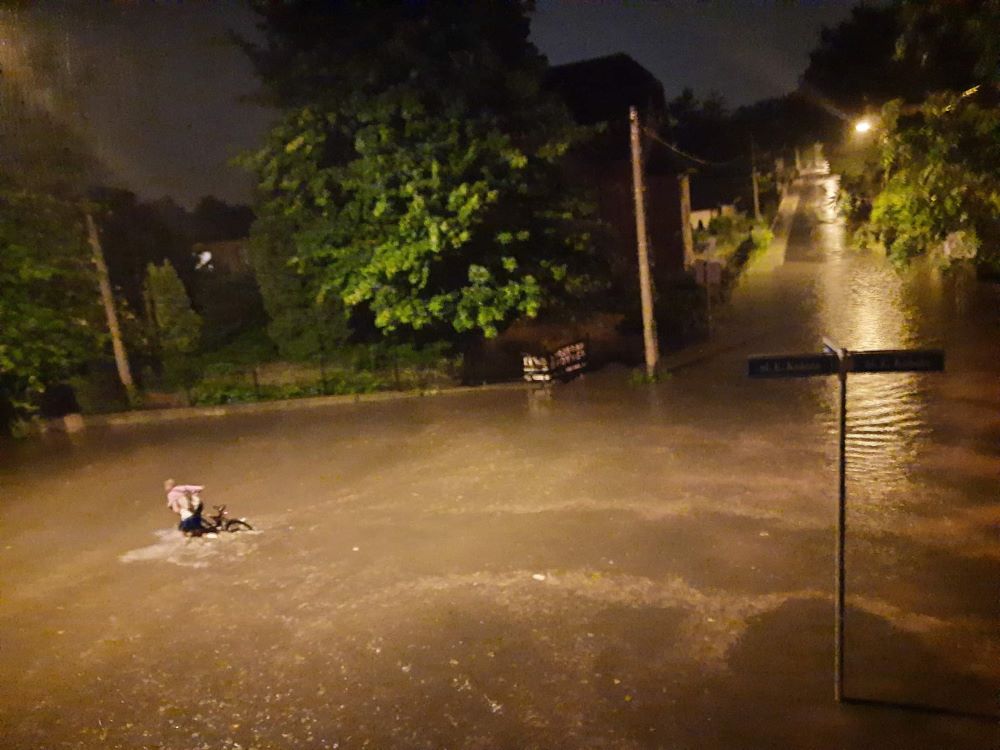 Chwilowa ulewa zalała piwnice. Problemy mieszkańców Kokota 149