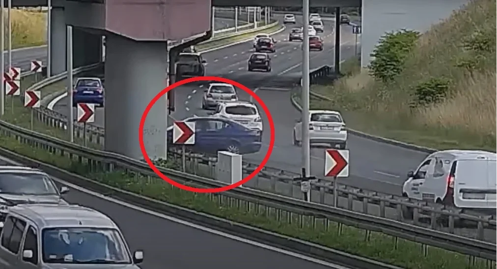 Zdarzenie drogowe na DTŚ. Samochód uderzył w barierki energochłonne [FILM]