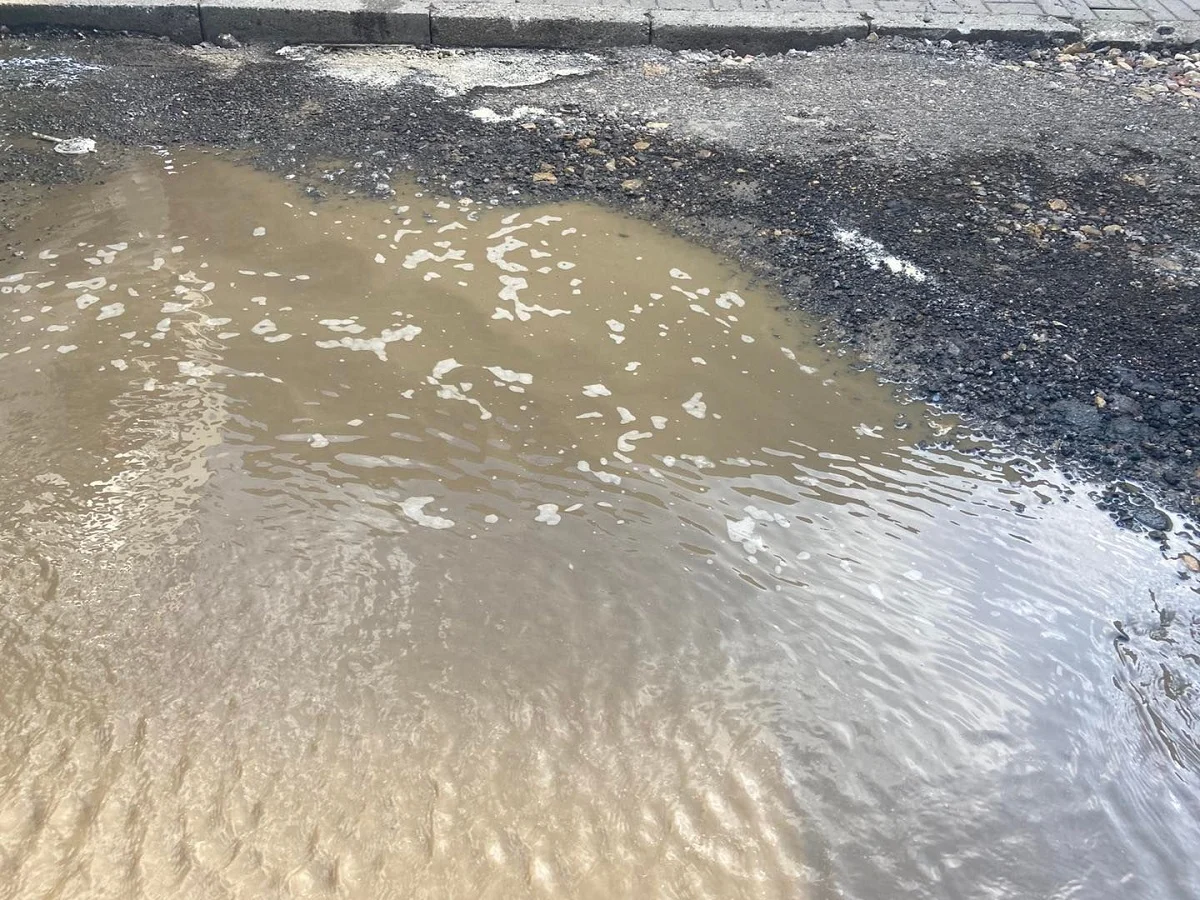 Awaria wodociągu w ciągu ul. Miodowej. Droga była zalana!