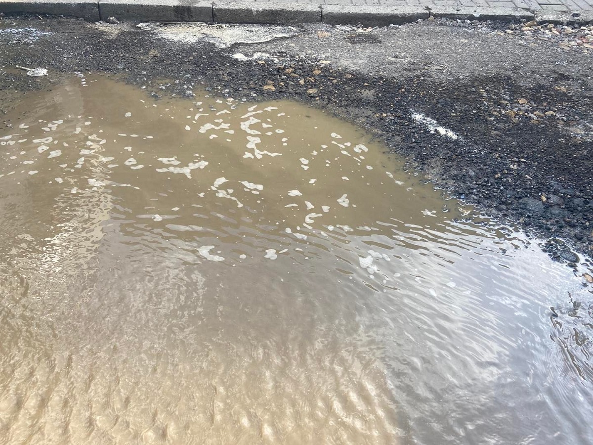 Awaria wodociągu w ciągu ul. Miodowej. Droga była zalana!