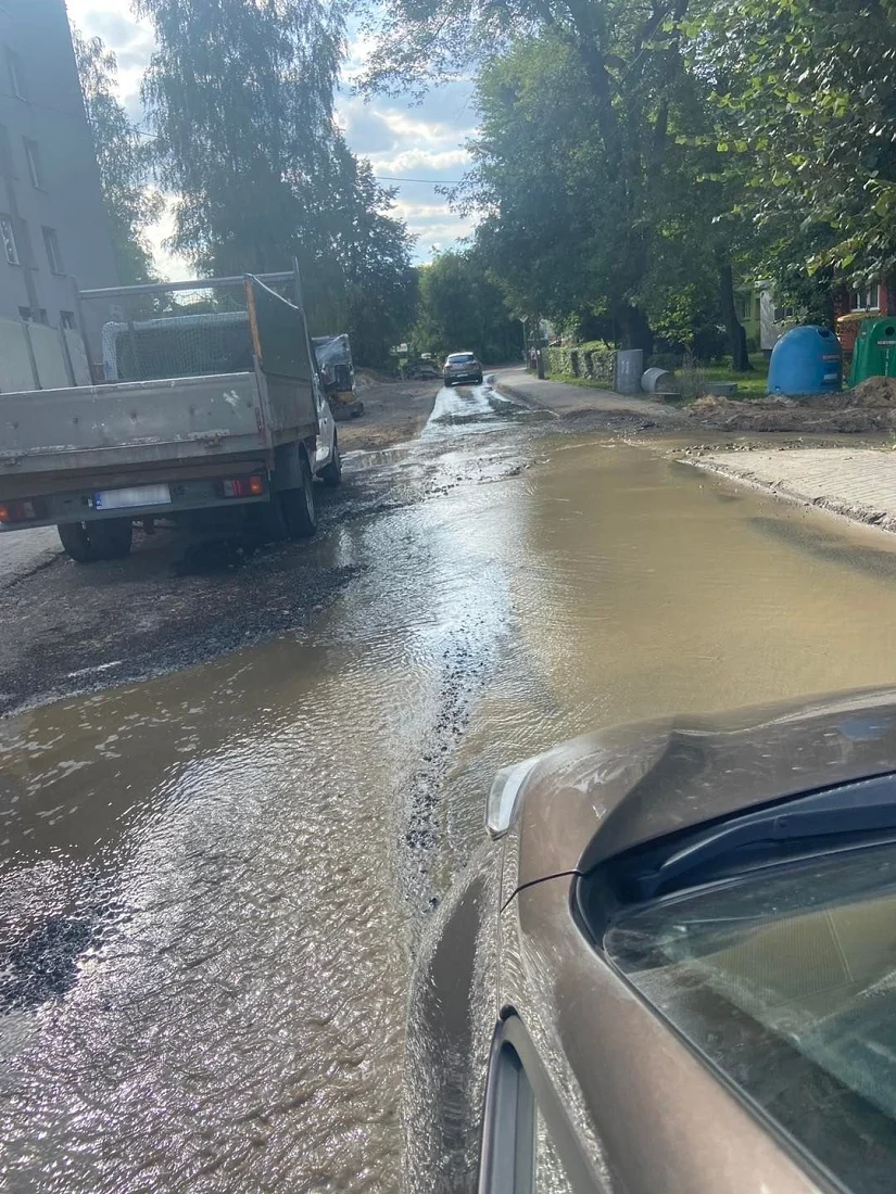 Awaria wodociągu w ciągu ul. Miodowej. Droga była zalana!