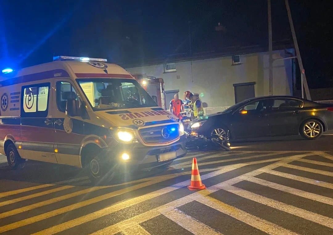 Kolizja w Halembie. Kierowca samochodu osobowego nie ustąpił pierwszeństwa motorowerzyście