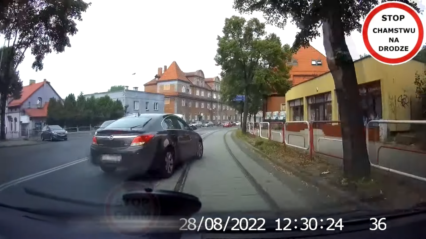 Wymuszenie i spór o kierunkowskaz. Niebezpieczna sytuacja na rudzkiej drodze [FILM]