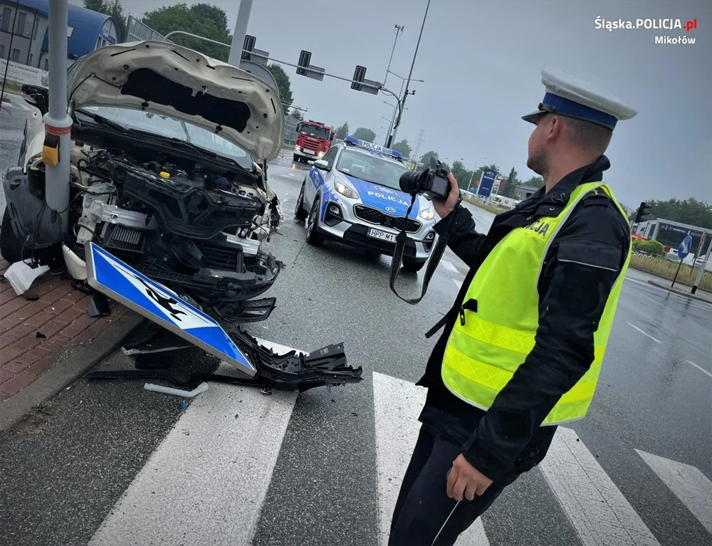 Kolizja na środku skrzyżowania. Jeden z kierujących wjechał na czerwonym świetle