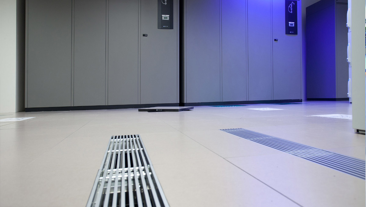 W jaki sposób układa się podłogę podniesioną?