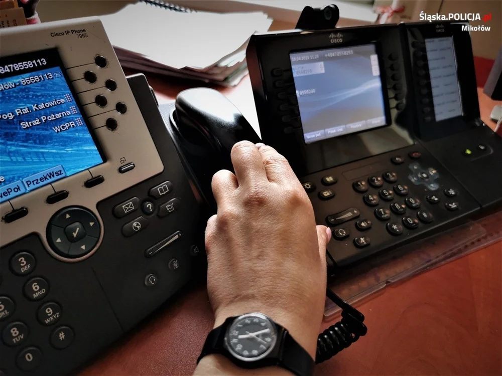 Leżąc w szpitalnym łóżku zaalarmował służby, że zatrzasnął się w windzie