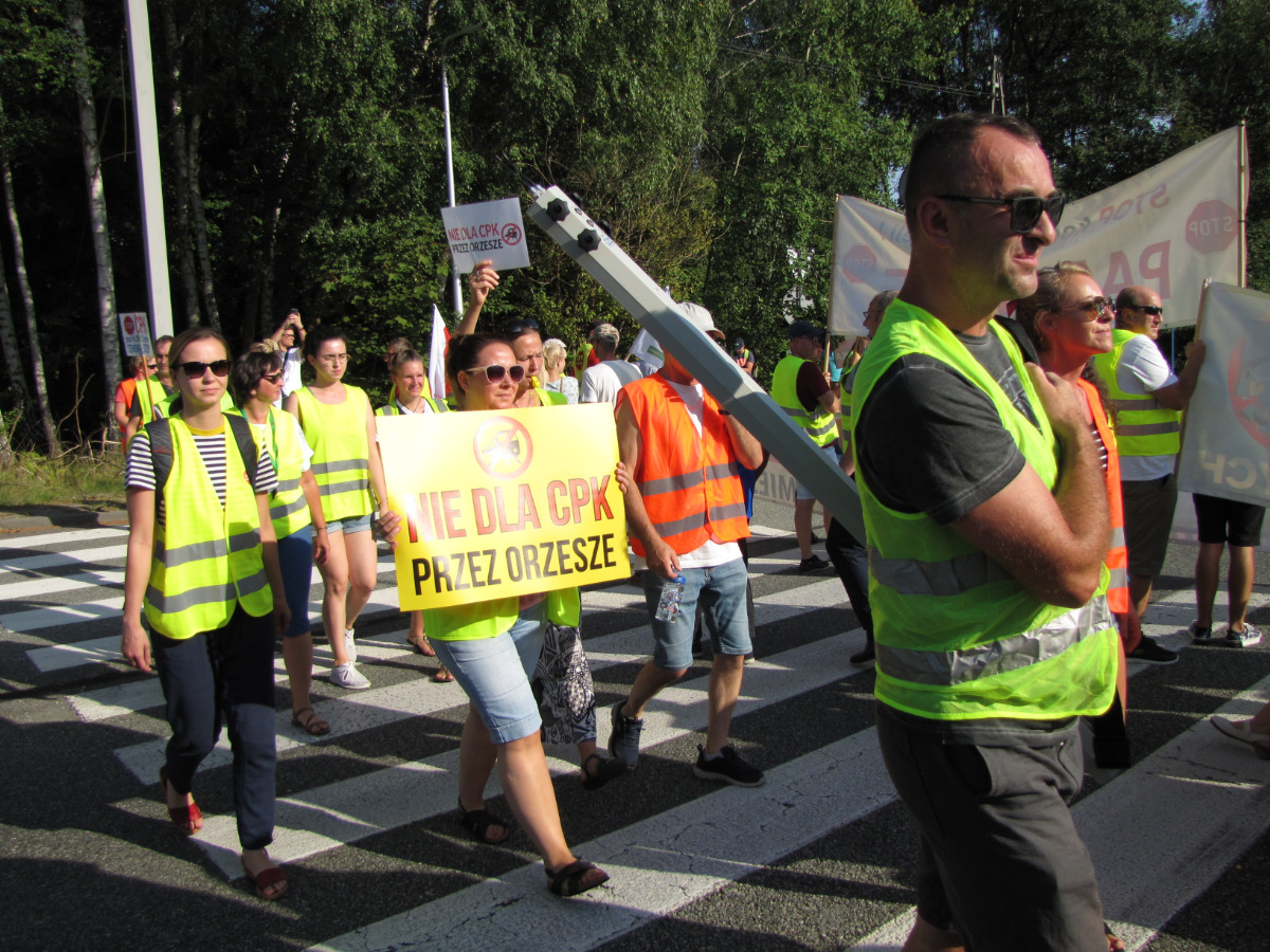 W Orzeszu odbył się protest przeciwko budowie kolei dużych prędkości do CPK