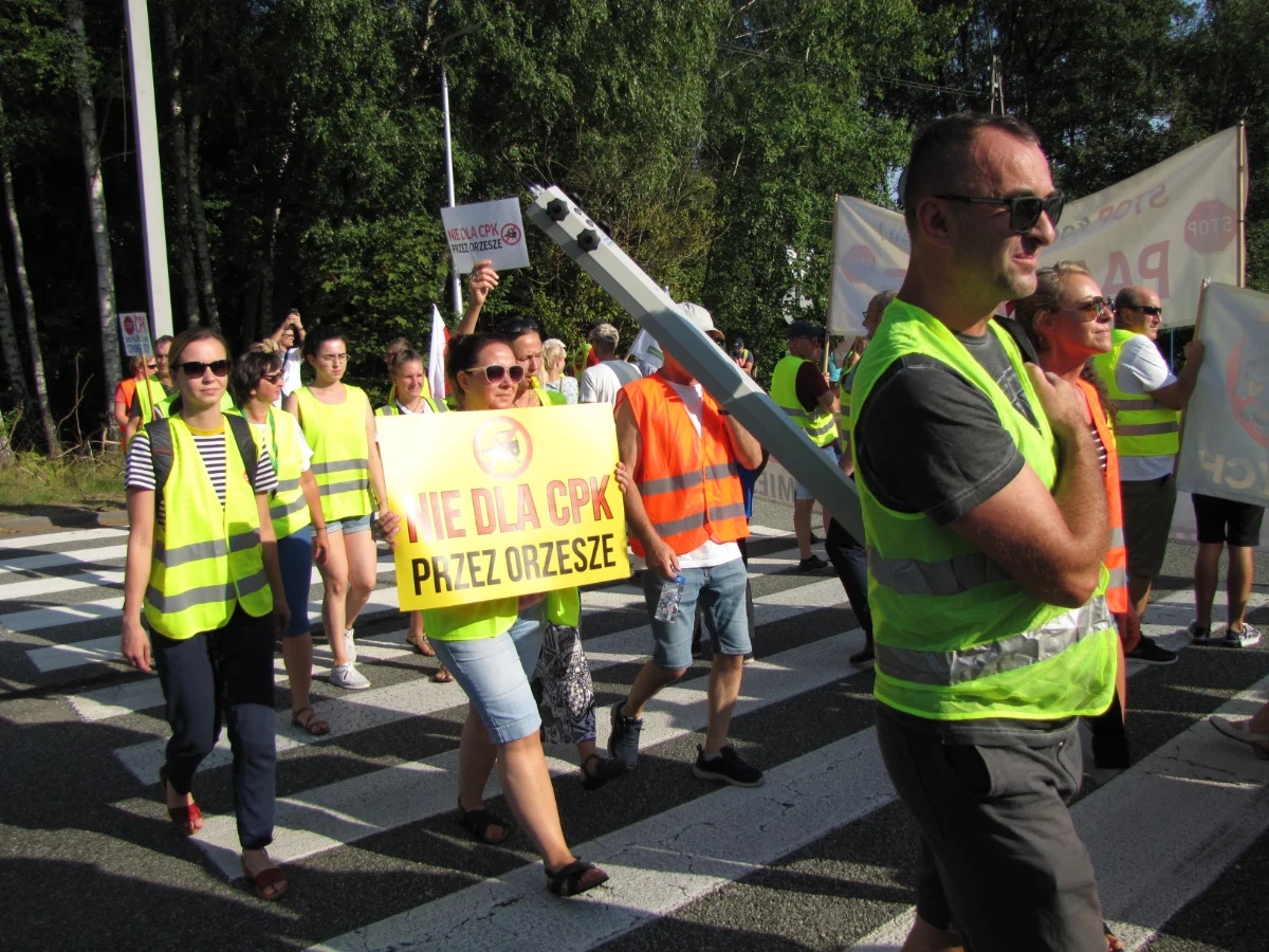 W Orzeszu odbył się protest przeciwko budowie kolei dużych prędkości do CPK