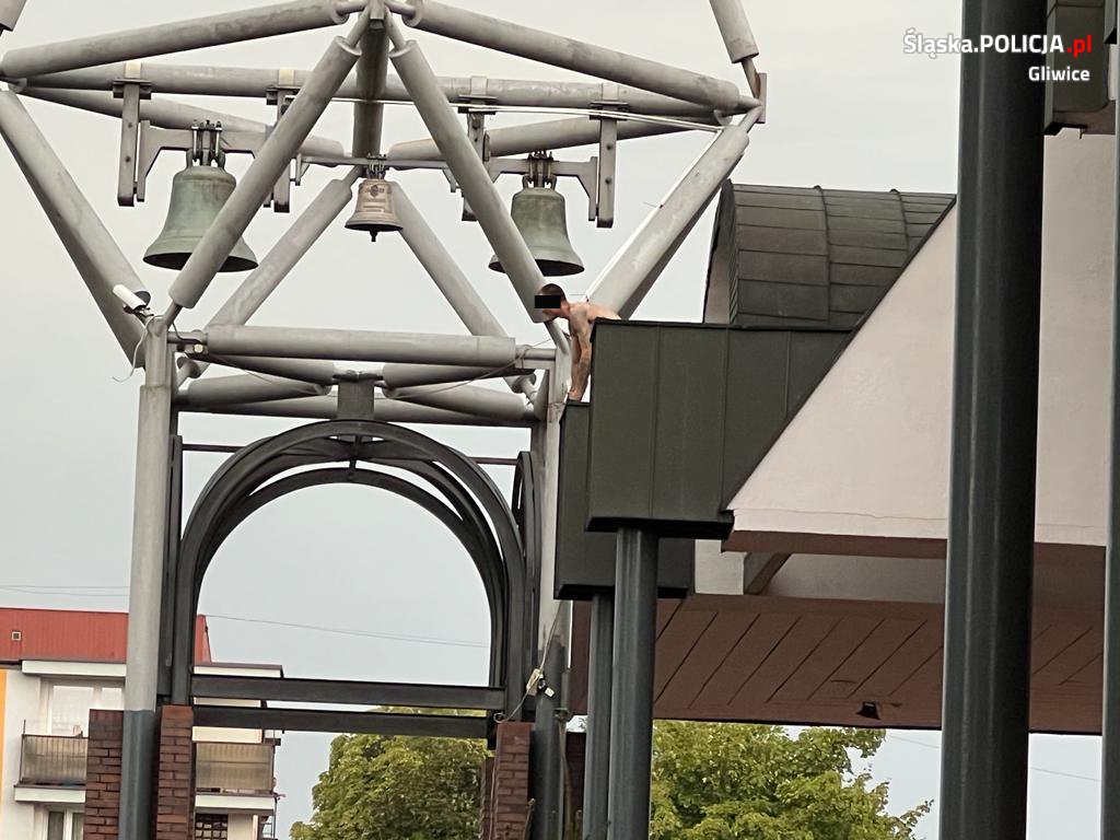30-latek wszedł z grantem na wieżę dzwonnicy kościoła!