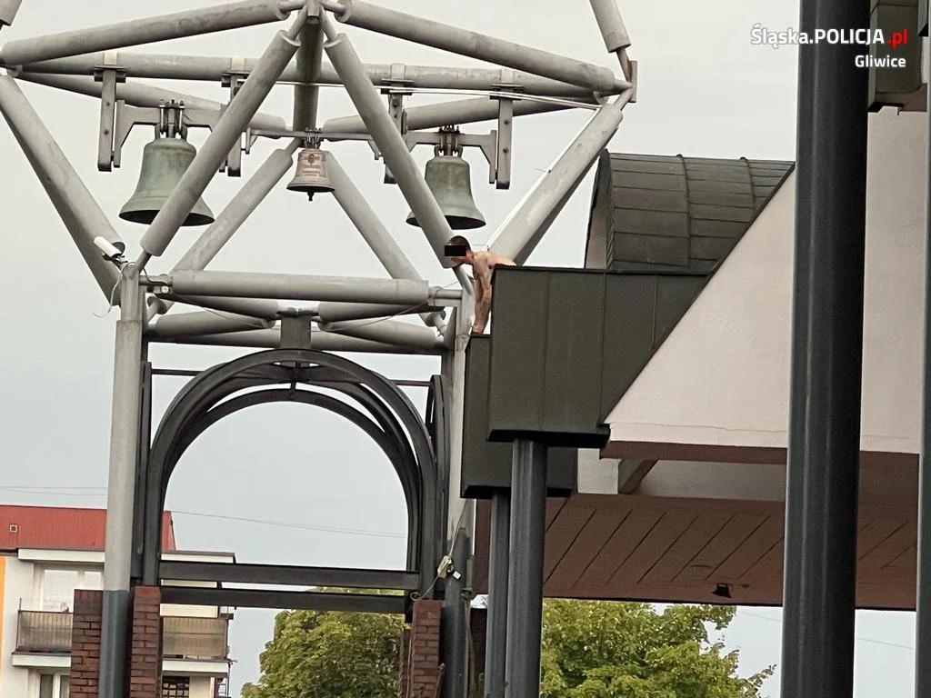 30-latek wszedł z grantem na wieżę dzwonnicy kościoła!