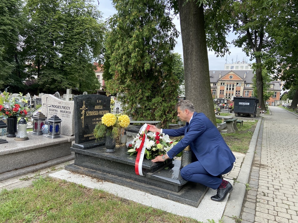 Prezydent Bytomia odwiedził grób Anieli Szybińskiej, uczestniczki Powstania Warszawskiego