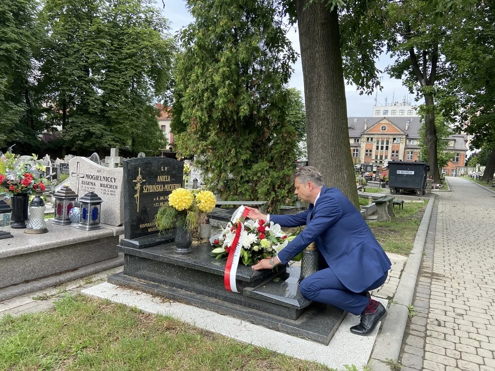 Prezydent Bytomia odwiedził grób Anieli Szybińskiej, uczestniczki Powstania Warszawskiego