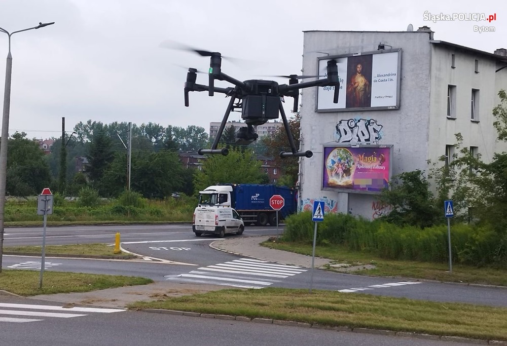 Kierowcy i piesi pod okiem policyjnego drona