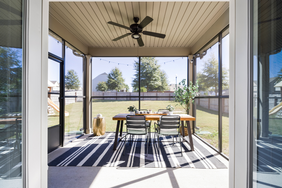 Jak urządzić salon z wyjściem na taras?