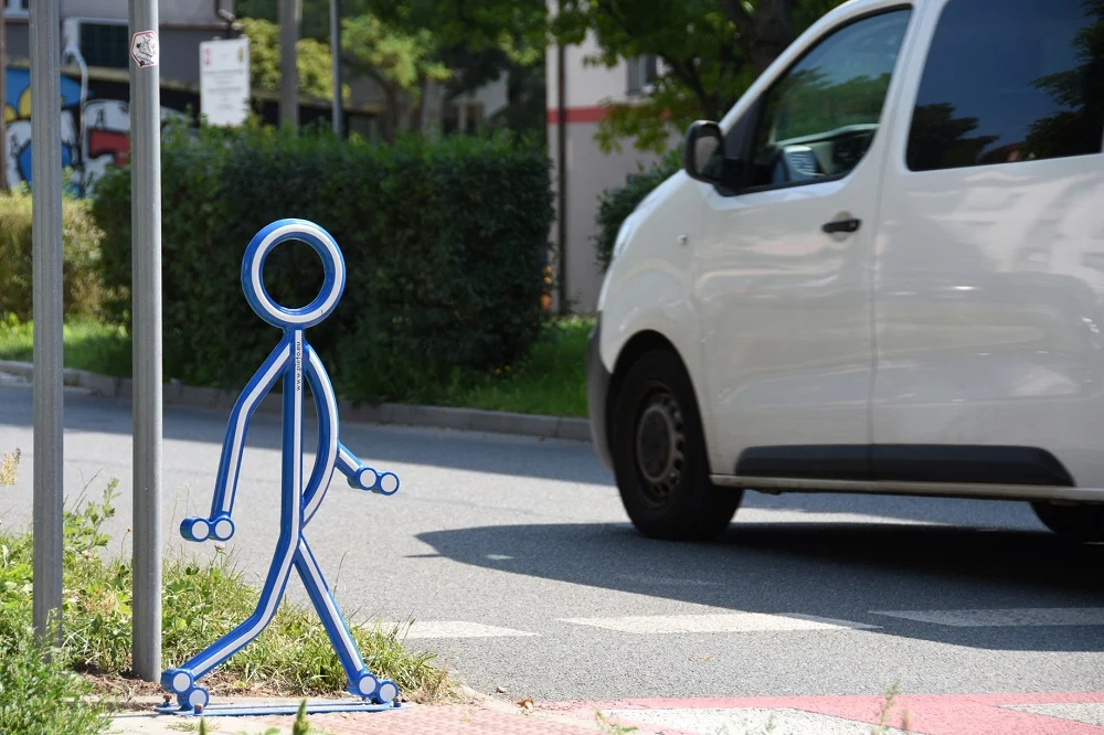Odblaskowe ludziki mają dbać o bezpieczeństwo