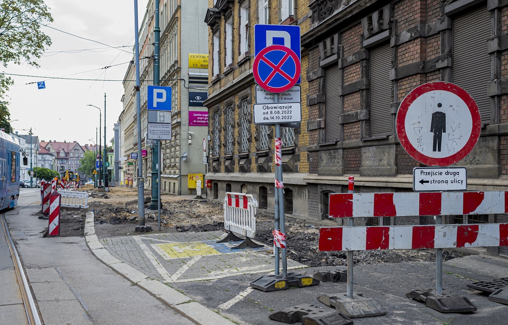 Trwa przebudowa chodnika na ul. Moniuszki