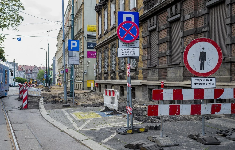 Trwa przebudowa chodnika na ul. Moniuszki