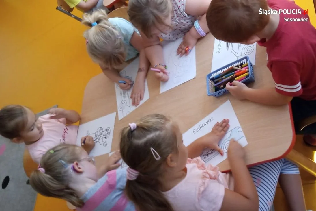Dzielnicowa rozmawiała z przedszkolakami o podstawach bezpieczeństwa
