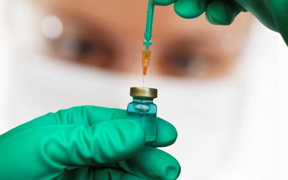 Czwarta dawka szczepienia przeciw COVID-19 już dostępna. Kto może z niej skorzystać?