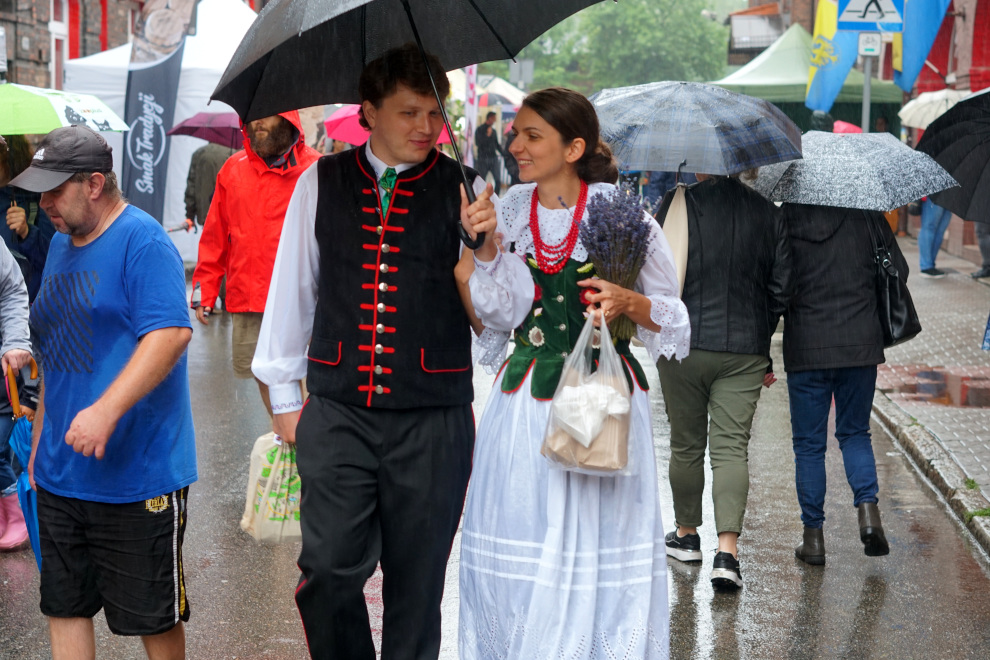 [FOTO] Odpust u babci Anny w strugach ulewnego deszczu. Organizatorzy się nie poddali