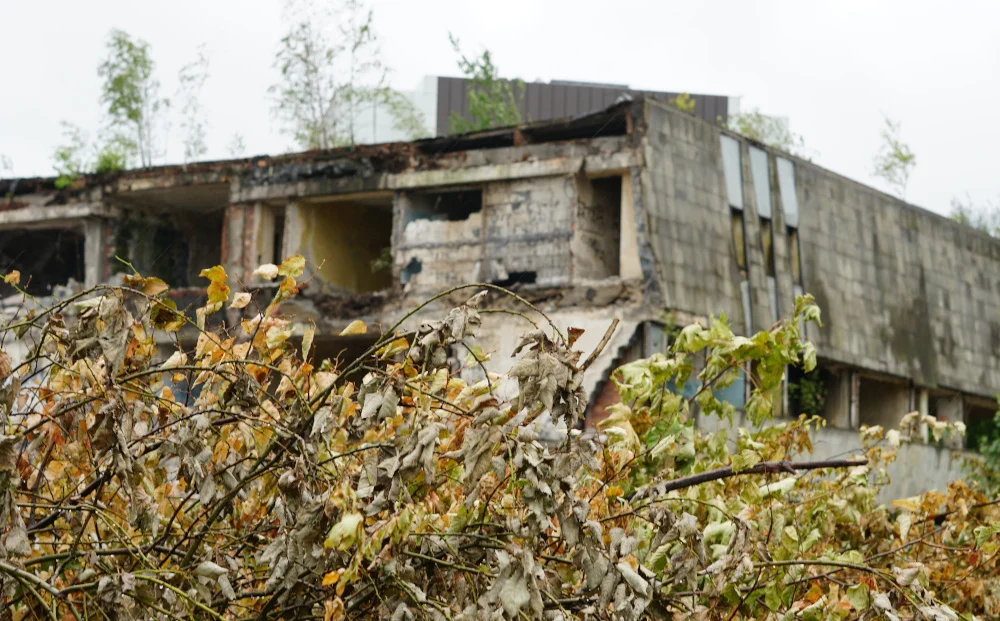 Ostatni „brutal” w Katowicach prawie zniknął. Trwa rozbiórka gmachu przy ul. Granicznej