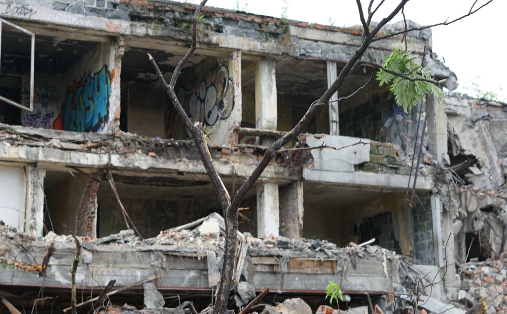 Ostatni „brutal” w Katowicach prawie zniknął. Trwa rozbiórka gmachu przy ul. Granicznej