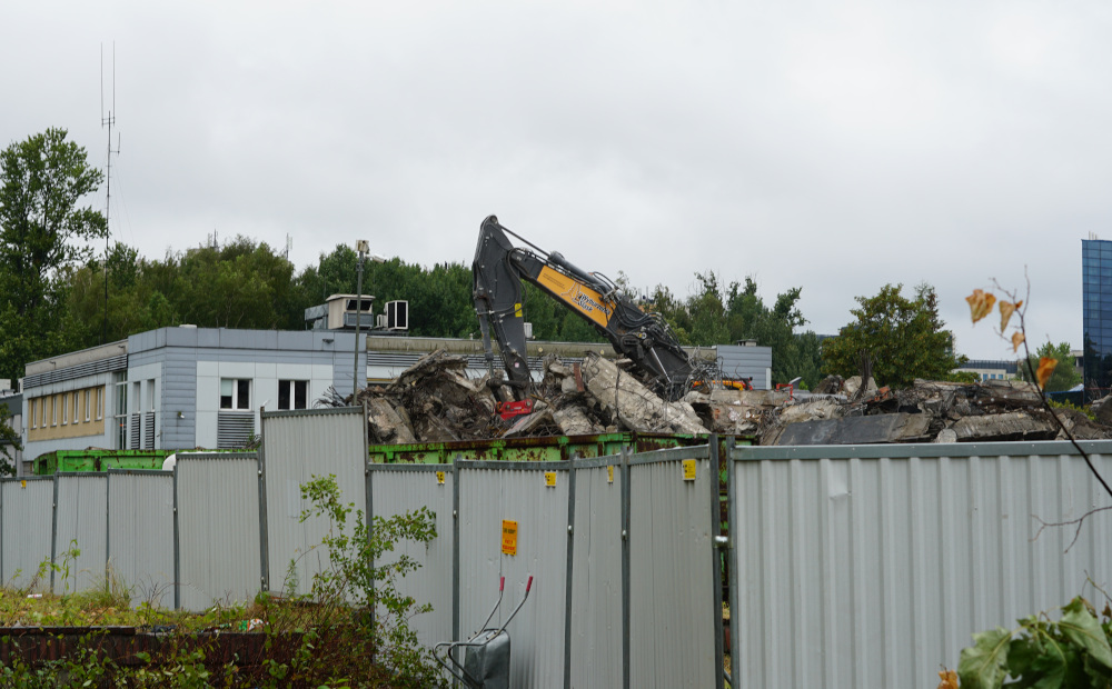 Ostatni „brutal” w Katowicach prawie zniknął. Trwa rozbiórka gmachu przy ul. Granicznej