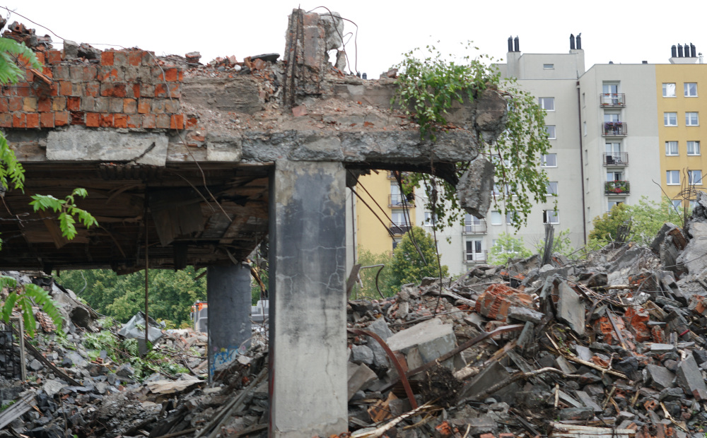 Ostatni „brutal” w Katowicach prawie zniknął. Trwa rozbiórka gmachu przy ul. Granicznej