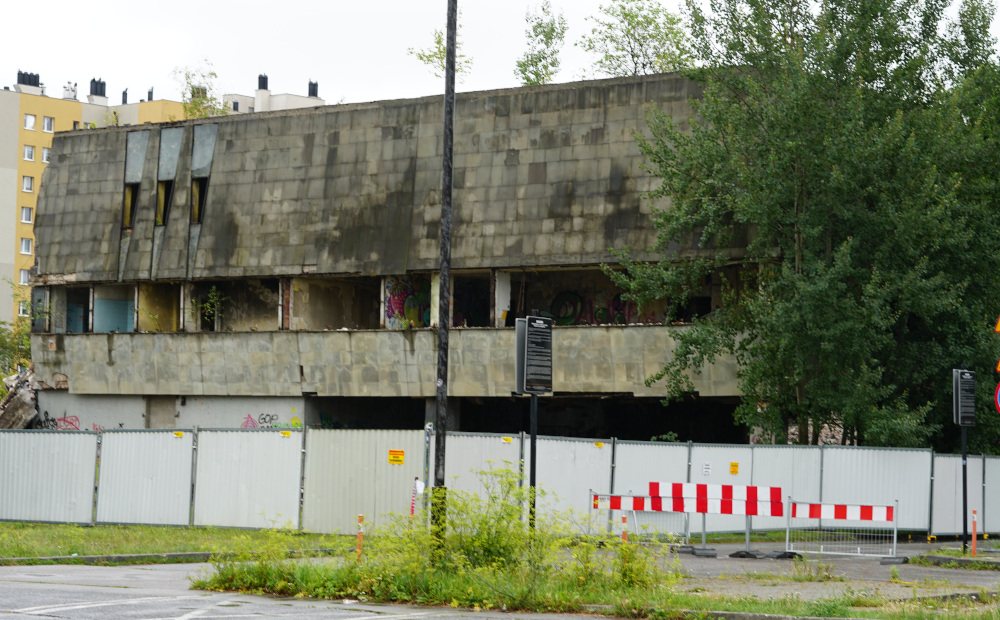 Ostatni „brutal” w Katowicach prawie zniknął. Trwa rozbiórka gmachu przy ul. Granicznej