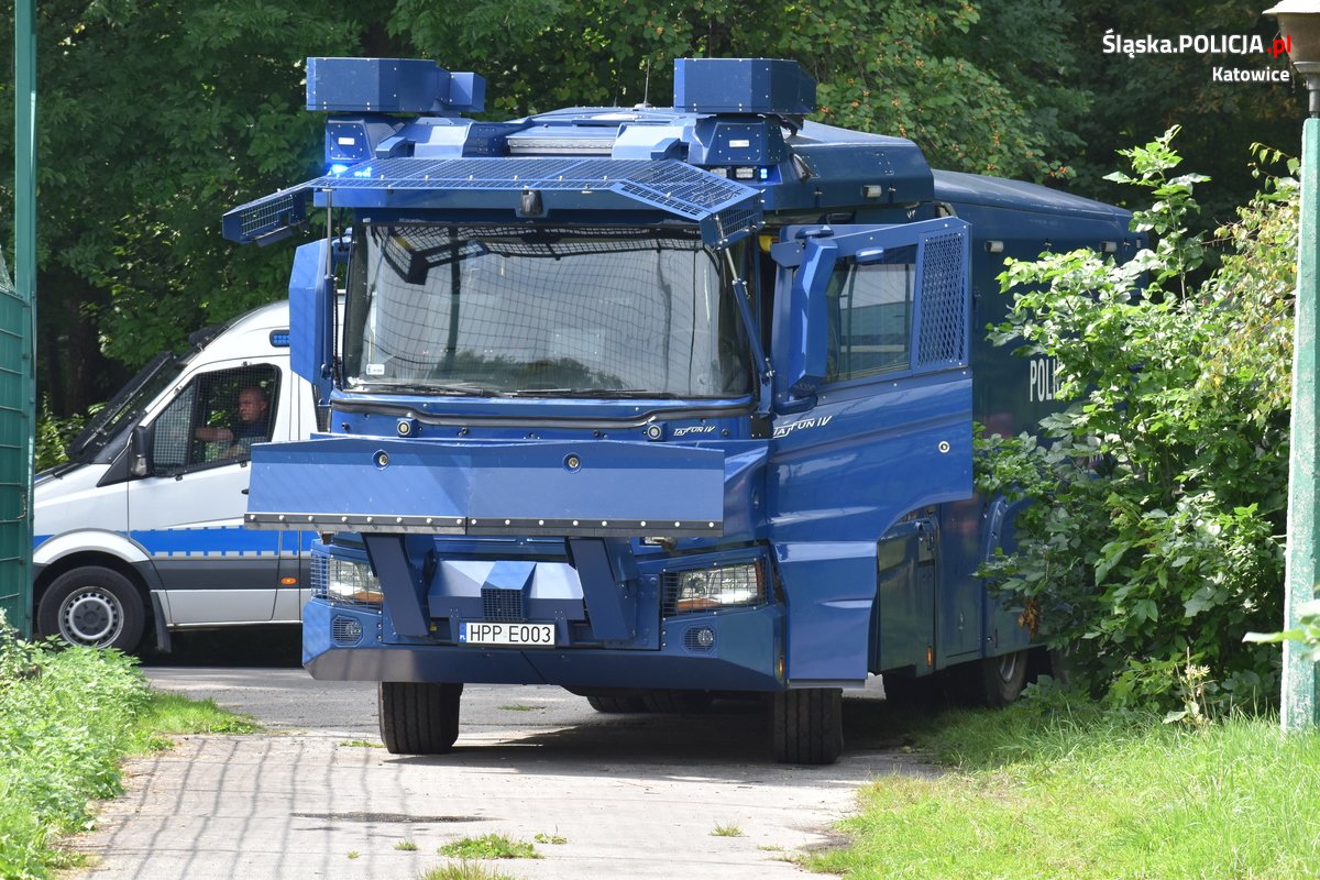 Policjanci dbali o bezpieczeństwo podczas meczu 3