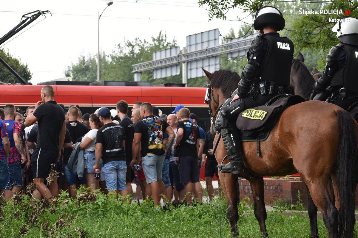 Policjanci dbali o bezpieczeństwo podczas meczu 5