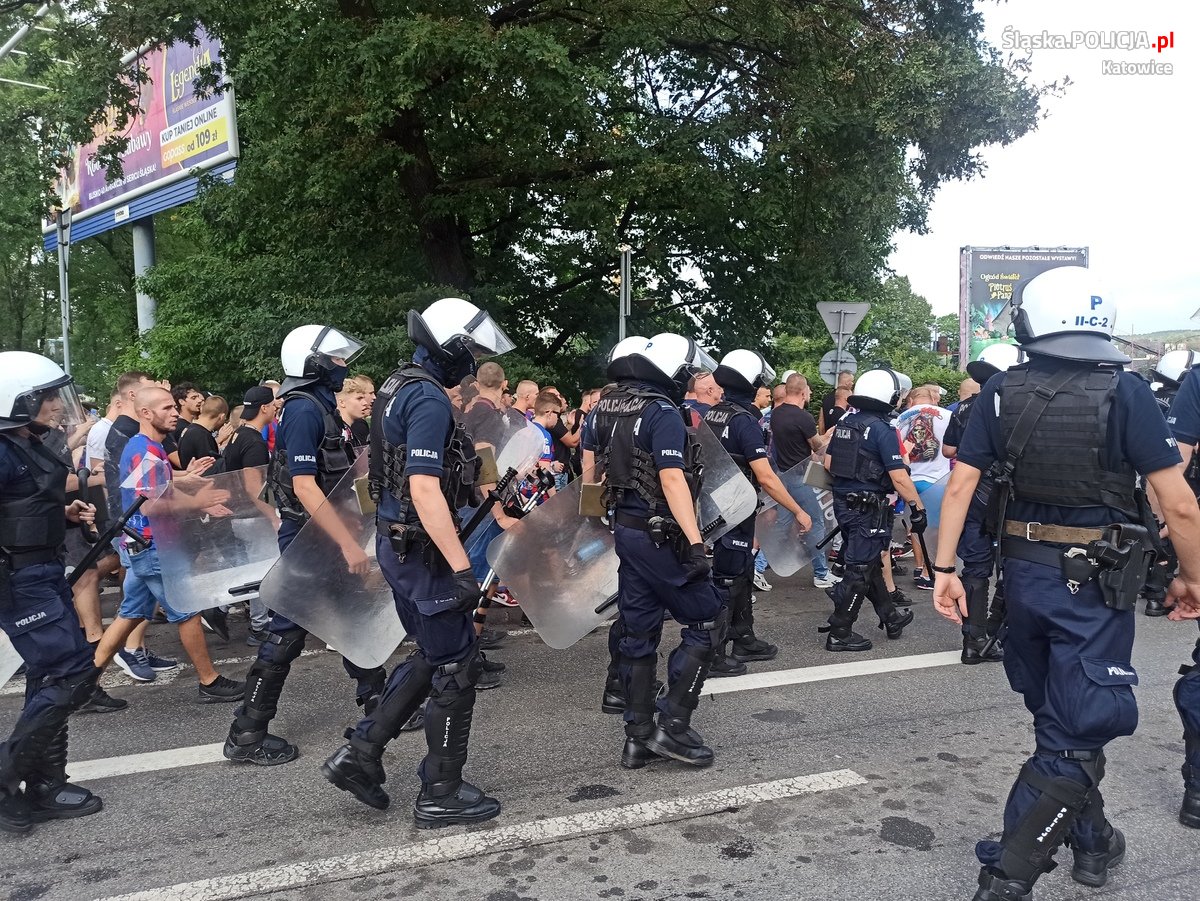 Policjanci dbali o bezpieczeństwo podczas meczu 6