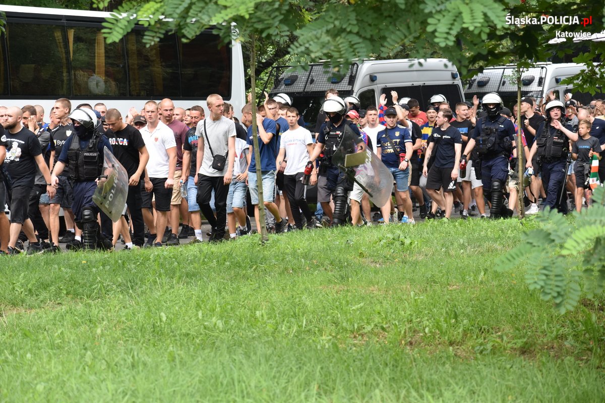 Policjanci dbali o bezpieczeństwo podczas meczu 10