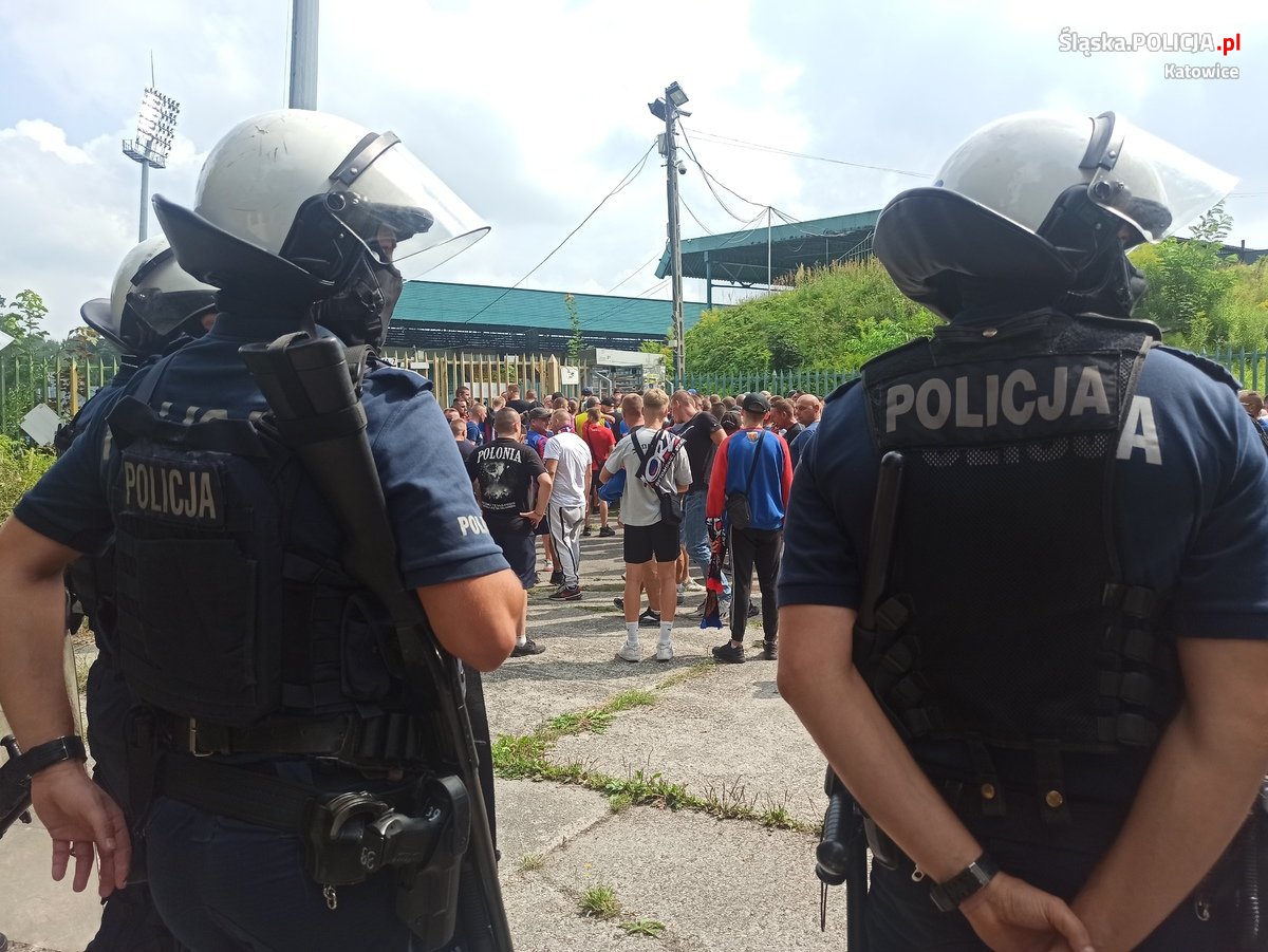 Policjanci dbali o bezpieczeństwo podczas meczu 12