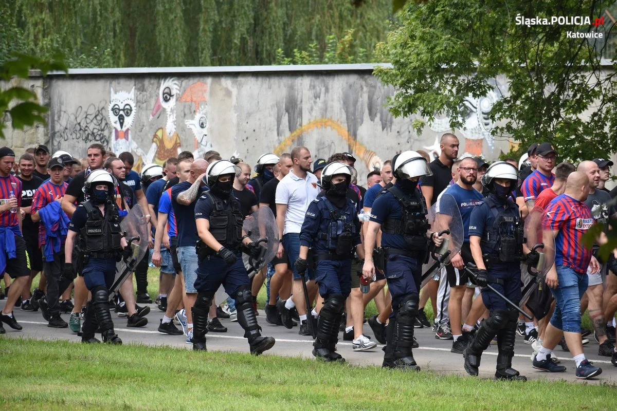Policjanci dbali o bezpieczeństwo podczas meczu [ZDJĘCIA]