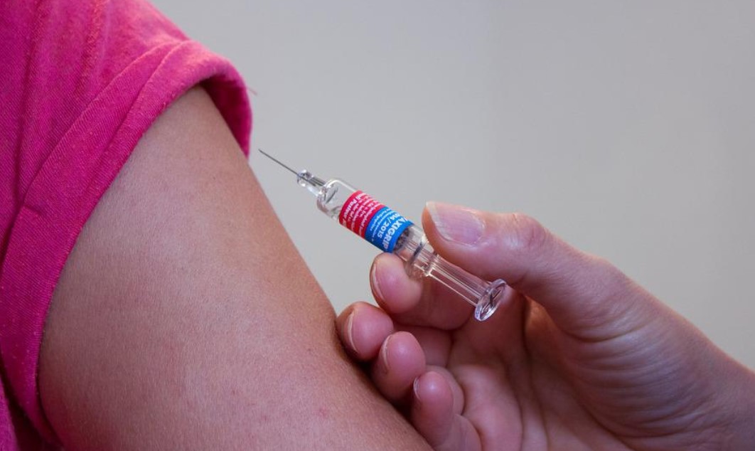 Czwarta dawka szczepienia przeciw COVID-19 już dostępna. Kto może z niej skorzystać?