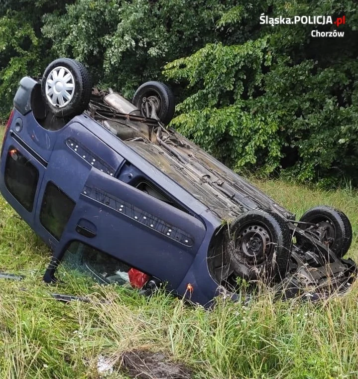 Dachowanie na zjeździe z A4. 61-latek zaproponował policjantom łapówkę
