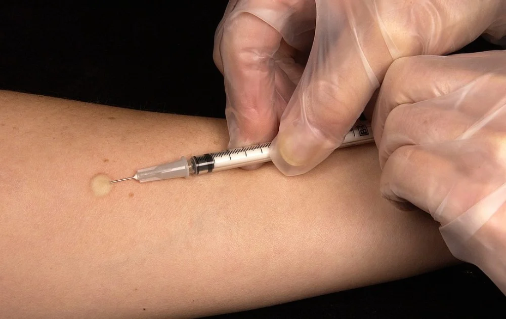 Czwarta dawka szczepienia przeciw COVID-19 już dostępna. Kto może z niej skorzystać?