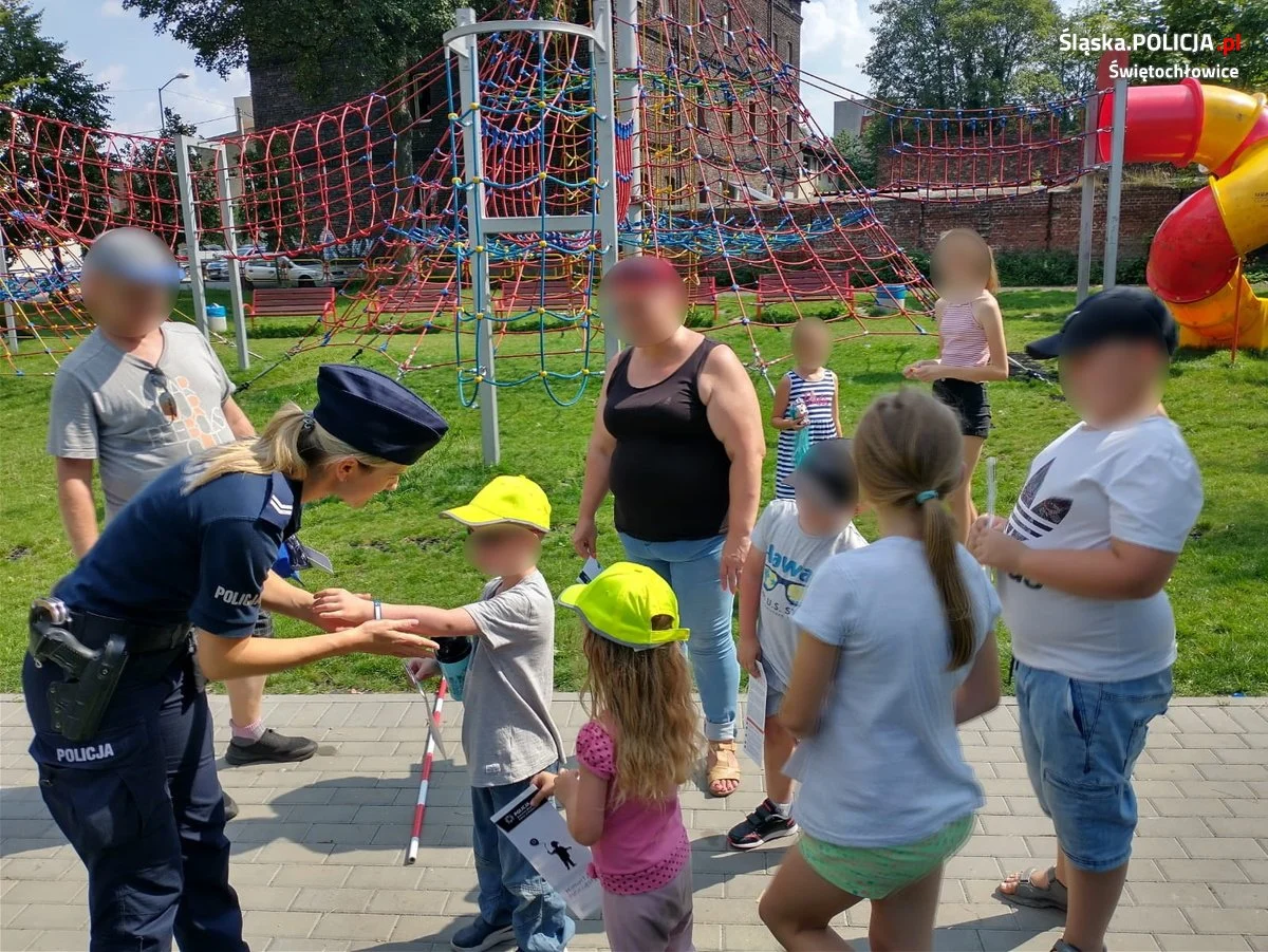 Mundurowi z wizytą na placach zabaw w ramach kampanii "Mamo! Tato! Tutaj jestem!"