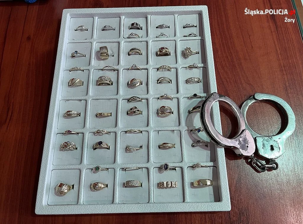 42-latek ukradł biżuterię ze sklepu jubilerskiego. Pierścionki warte były 35 tys zł!